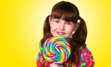 Barn borðar litaglaðan sleikjó